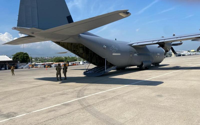 Préparation du déploiement de la Force multinationale en Haïti : Arrivée d’un avion militaire américain à l’aéroport Toussaint Louverture